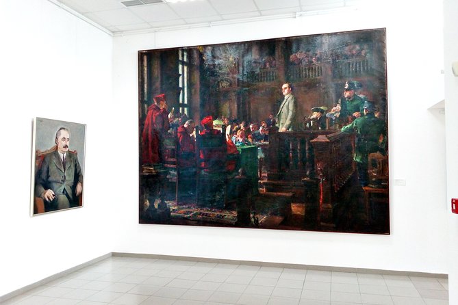 Self-guided Tour in the Museum of Socialist Art - Who will get the most from this visit