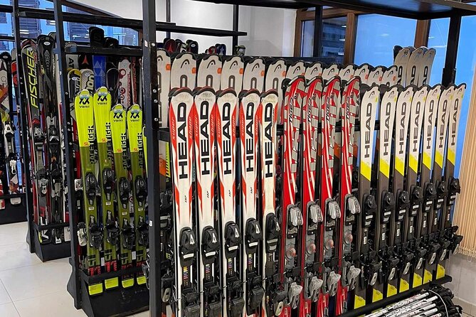 Ski and snowboard equipment in Bansko,Bulgaria - Choosing between skis and a snowboard