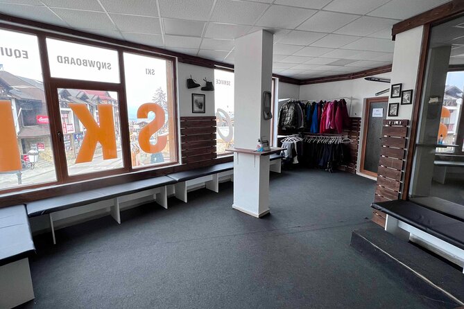 Ski and Snowboard Rental in Bansko - Why the one-minute walk matters